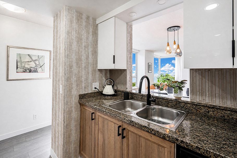 302 1228 Marinaside Crescent Vancouver, BC - 8