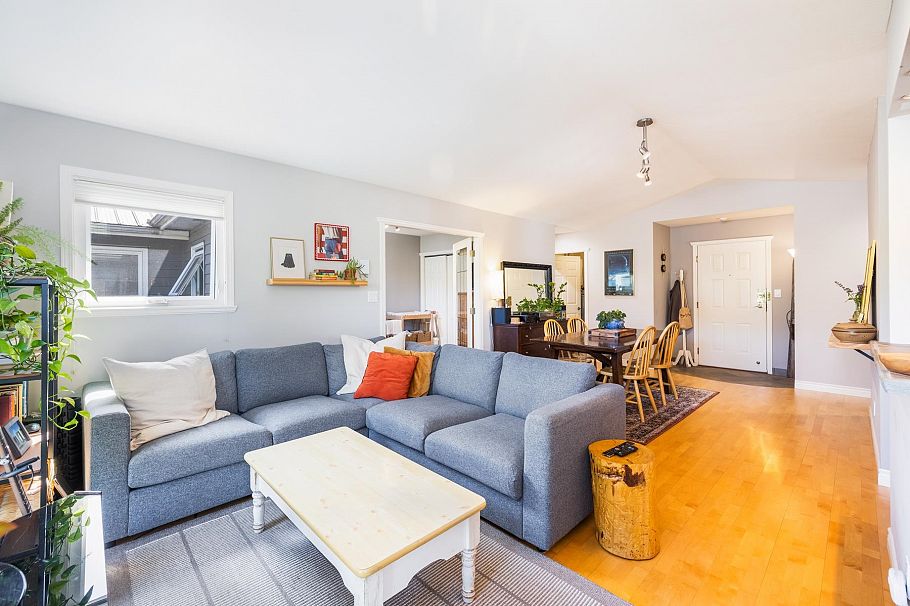 303 1528 Bowser Avenue North Vancouver, BC - 2