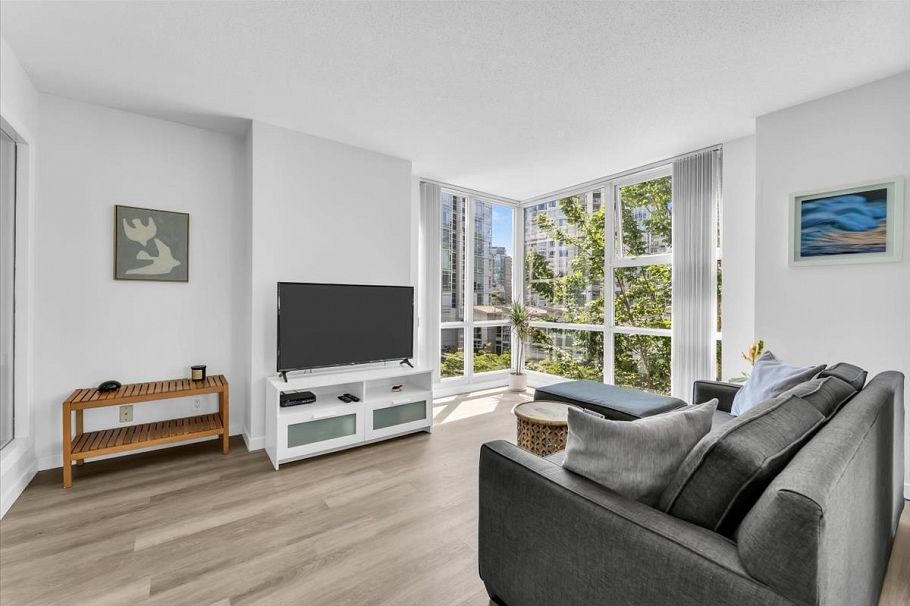 602 193 Aquarius Mews Vancouver, BC - 1