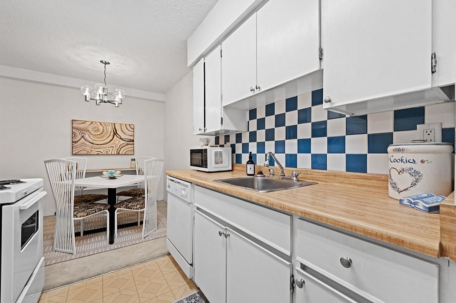 206 250 W 1st Street North Vancouver, BC - 3