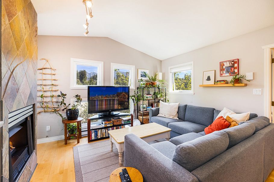 303 1528 Bowser Avenue North Vancouver, BC - 3