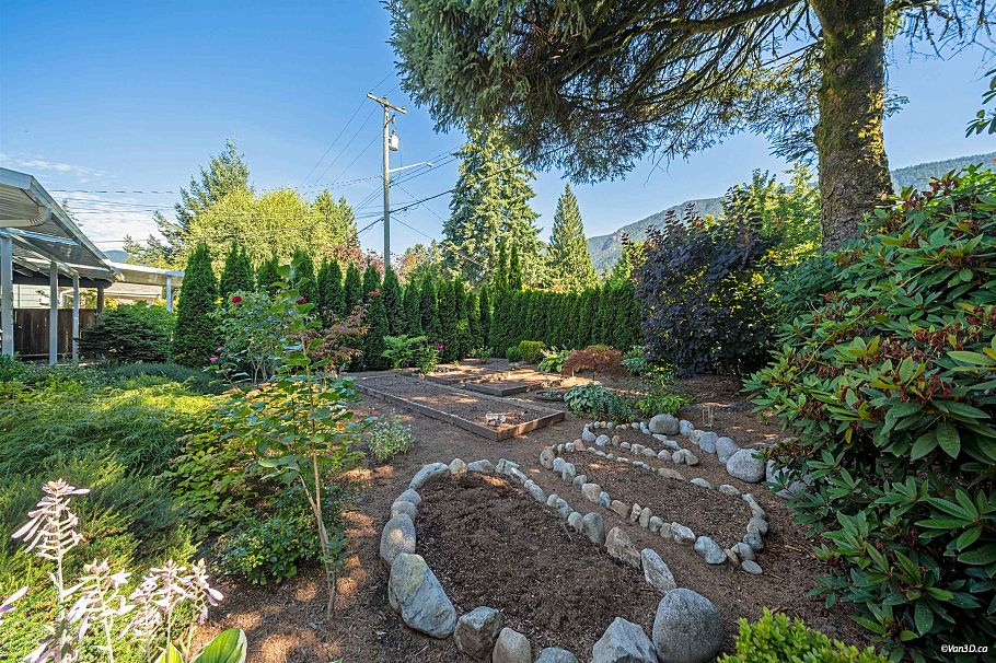 1043 Belvedere Drive North Vancouver, BC - 9