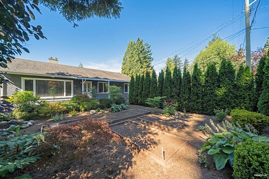 1043 Belvedere Drive North Vancouver, BC - 8