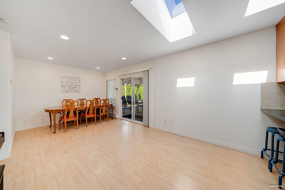 1043 Belvedere Drive North Vancouver, BC - 37