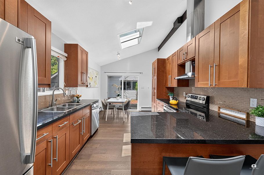 3771 W 30th Avenue Vancouver, BC - 36