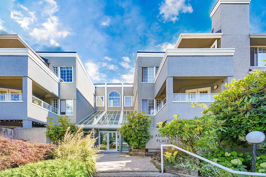 309 125 W 18th Street North Vancouver, BC - 1
