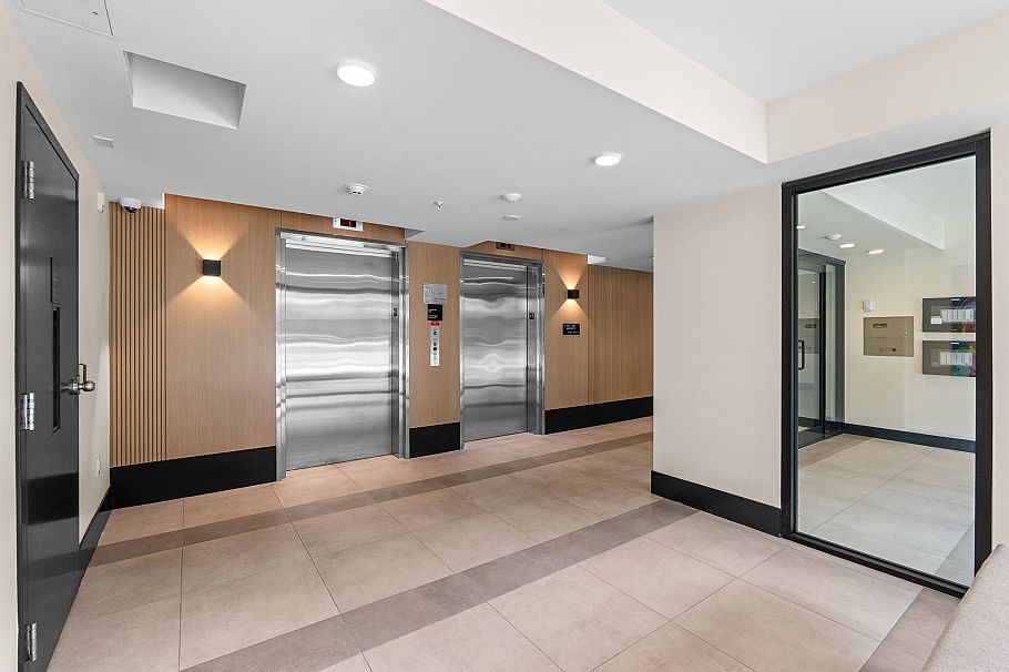 410 2235 E Broadway Vancouver, BC - 3