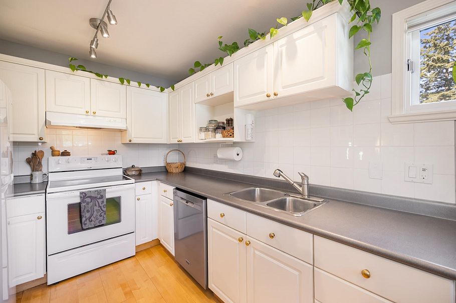 303 1528 Bowser Avenue North Vancouver, BC - 9