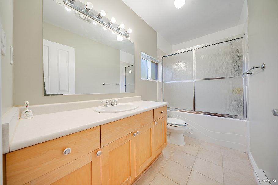 1043 Belvedere Drive North Vancouver, BC - 35