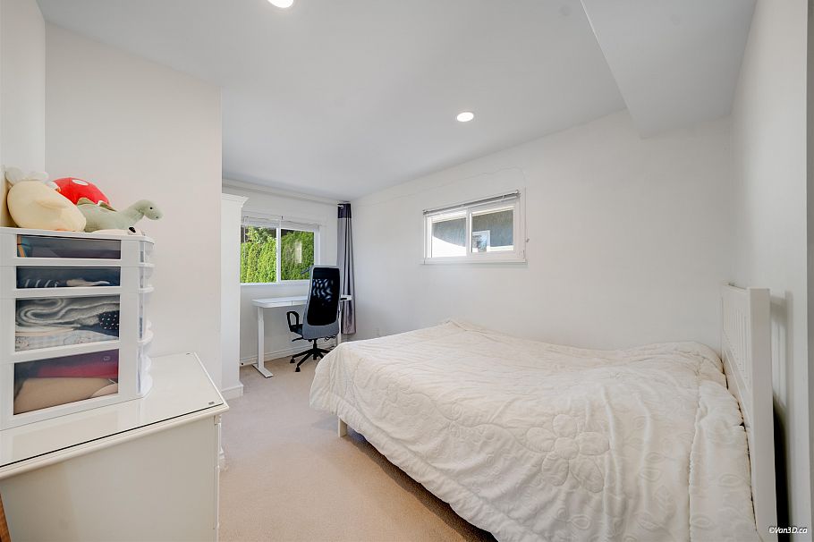 1043 Belvedere Drive North Vancouver, BC - 24