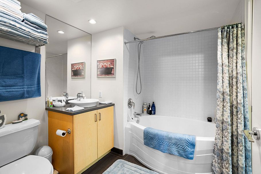 205 175 W 1st Street North Vancouver, BC - 21