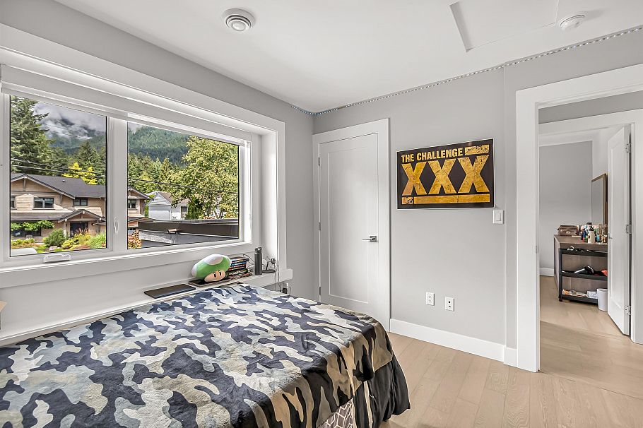 1033 Prospect Avenue North Vancouver, BC - 33