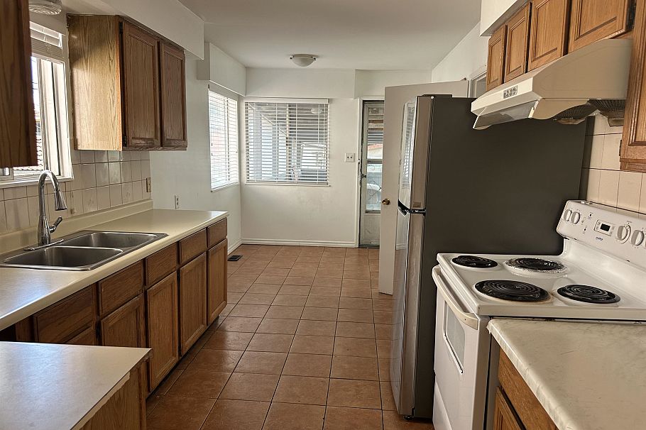 1380 E 54th Avenue Vancouver, BC - 4