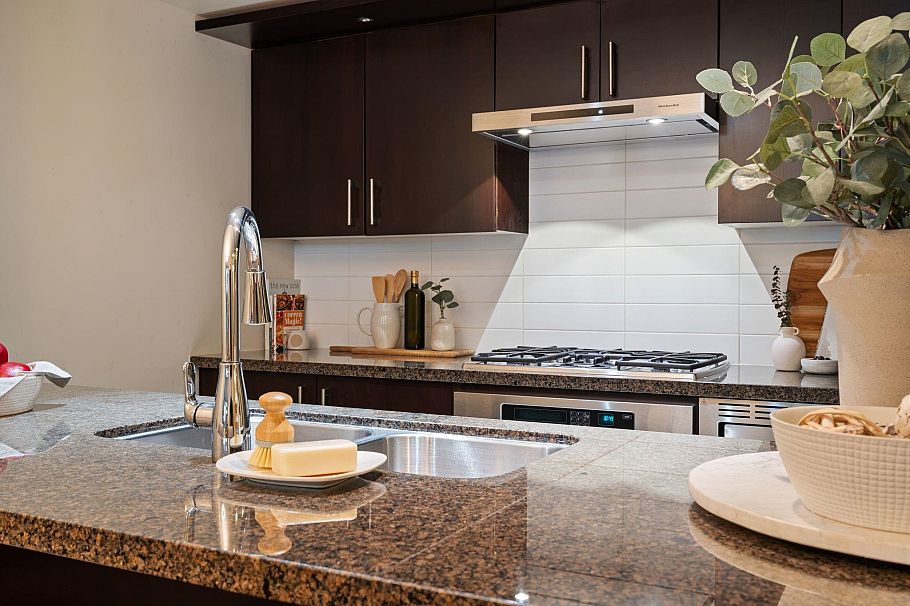 1648 W 7th Avenue Vancouver, BC - 10