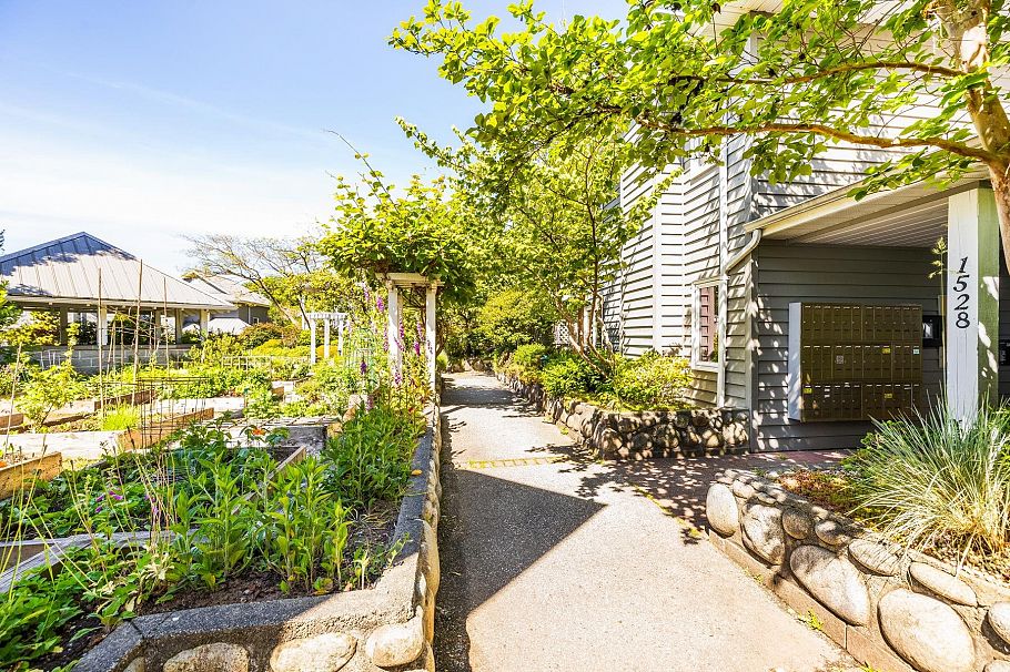 303 1528 Bowser Avenue North Vancouver, BC - 22
