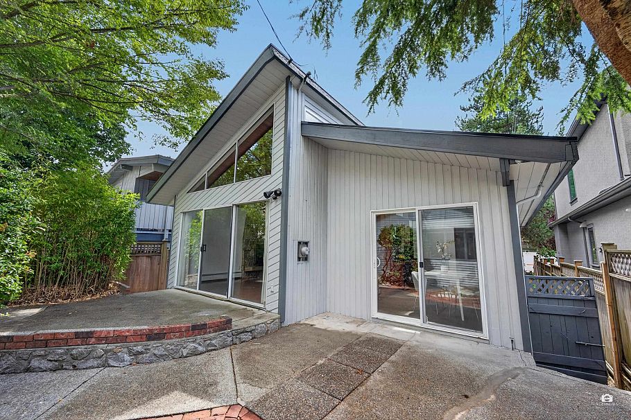 3771 W 30th Avenue Vancouver, BC - 1