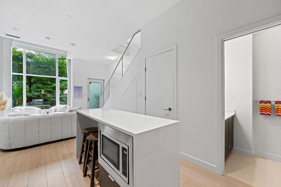 141 E 1st Avenue Vancouver, BC - 12