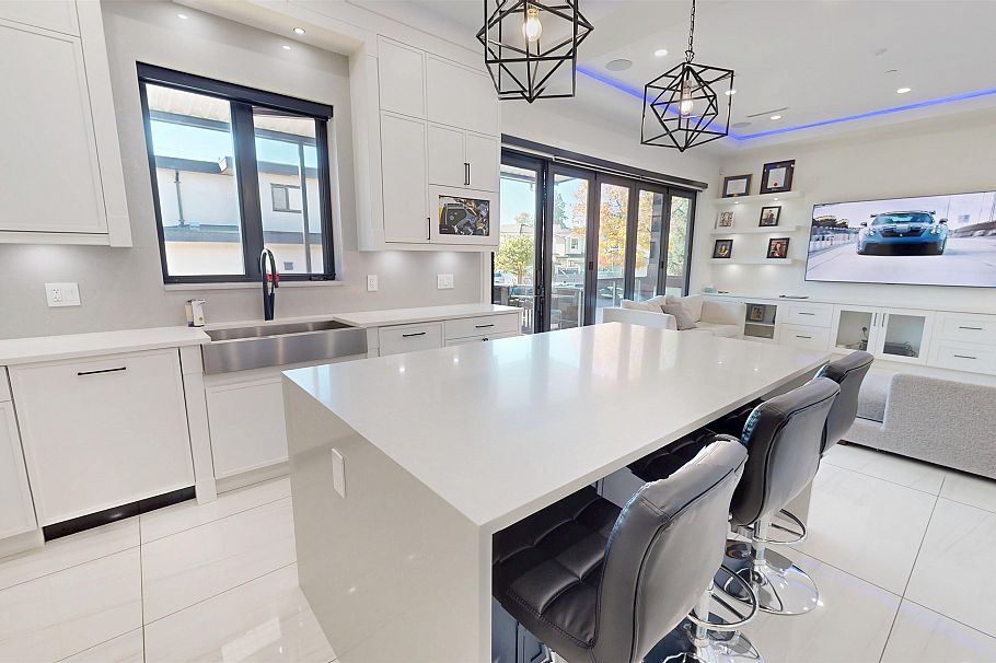108 E 51st Avenue Vancouver, BC - 9