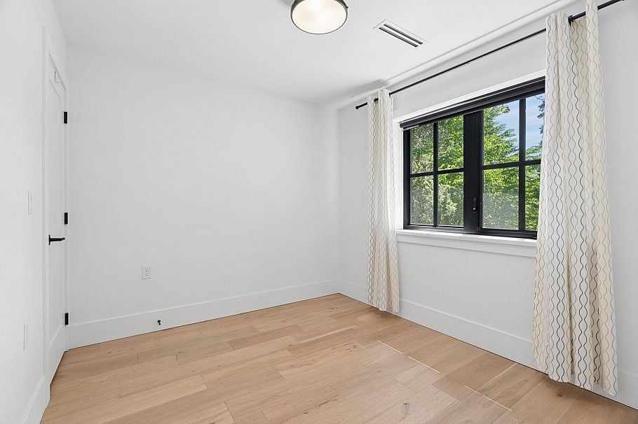 3363 W 15th Avenue Vancouver, BC - 8