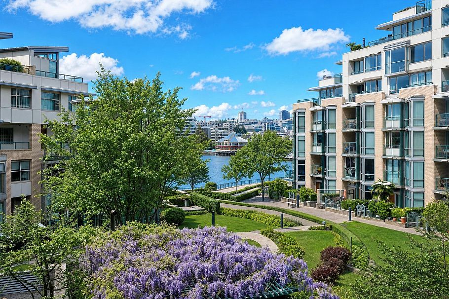 302 1228 Marinaside Crescent Vancouver, BC - 3