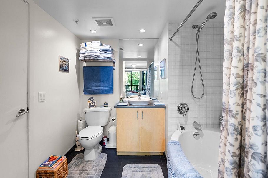 205 175 W 1st Street North Vancouver, BC - 20