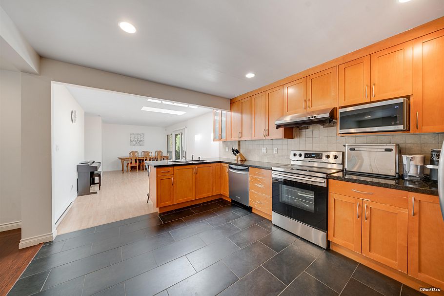 1043 Belvedere Drive North Vancouver, BC - 31
