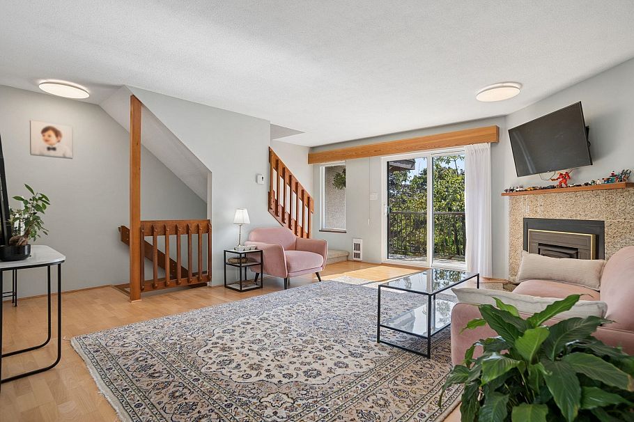 4 220 W 16th Street North Vancouver, BC - 1
