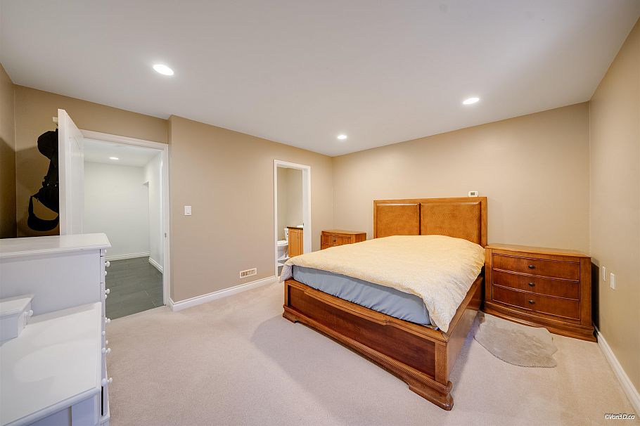 1043 Belvedere Drive North Vancouver, BC - 27