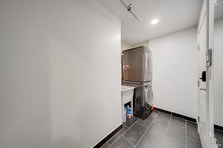 1043 Belvedere Drive North Vancouver, BC - 23