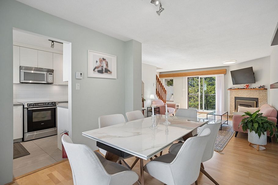 4 220 W 16th Street North Vancouver, BC - 4