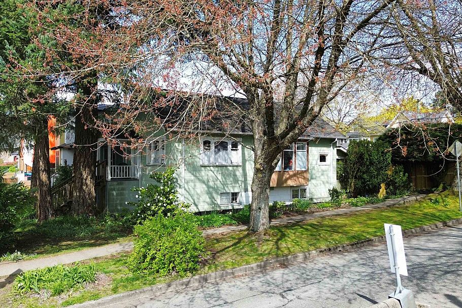4496 Ontario Street Vancouver, BC - 2