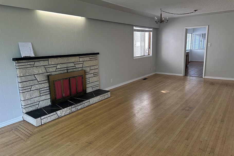 1380 E 54th Avenue Vancouver, BC - 2