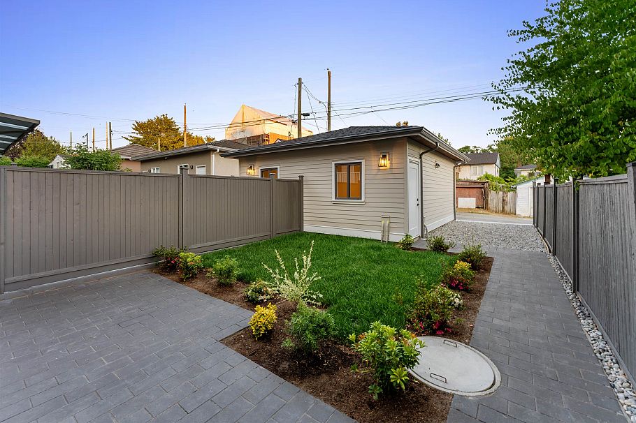 2578 E 4th Avenue Vancouver, BC - 29