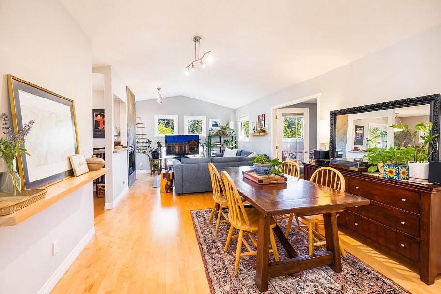 303 1528 Bowser Avenue North Vancouver, BC - 1