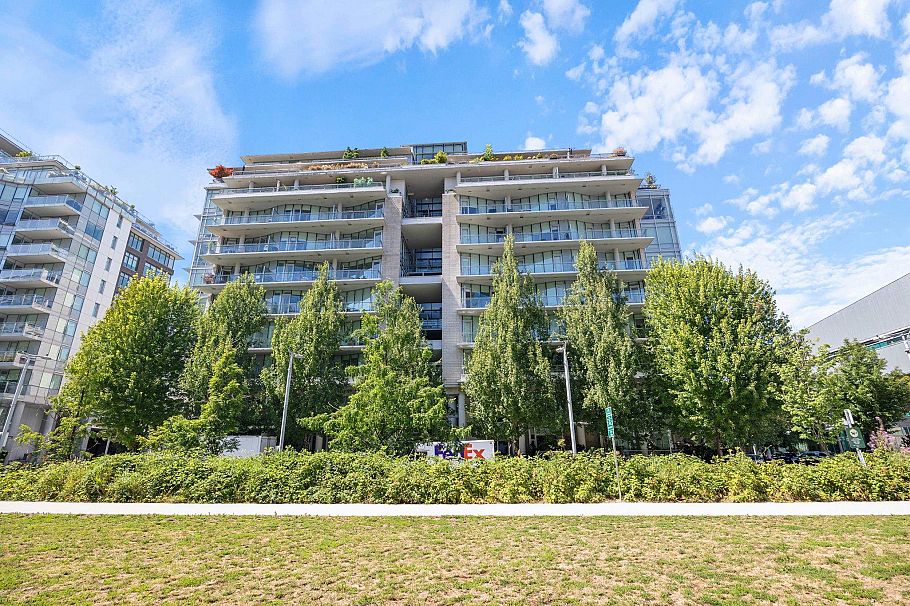 806 1633 Ontario Street Vancouver, BC - 2