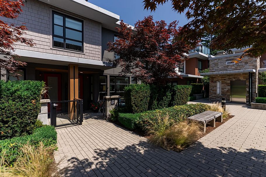 204 1055 Ridgewood Drive North Vancouver, BC - 2