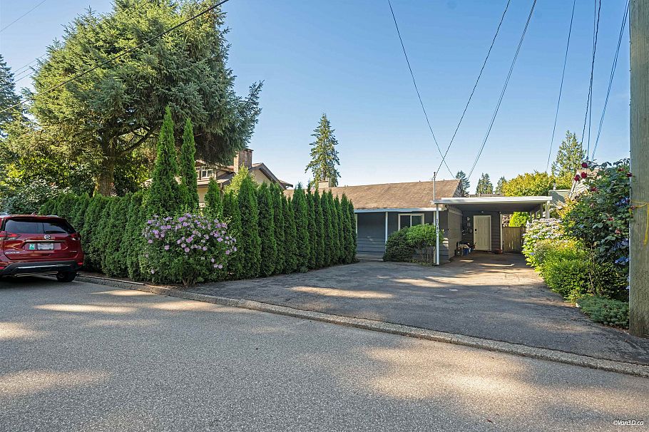 1043 Belvedere Drive North Vancouver, BC - 10