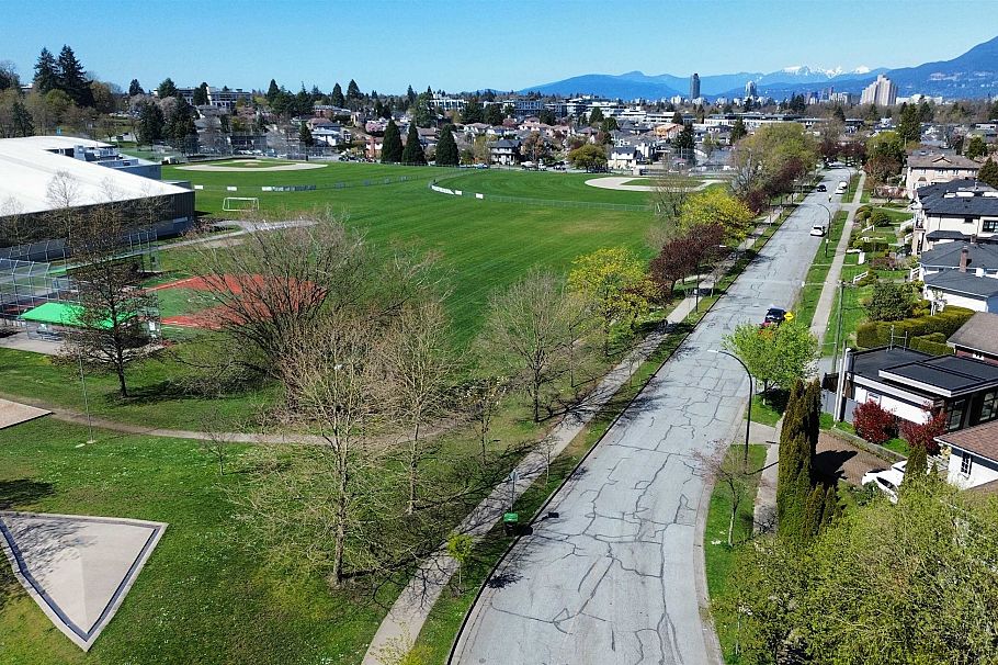 4496 Ontario Street Vancouver, BC - 9