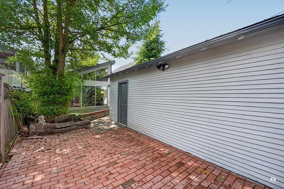 3771 W 30th Avenue Vancouver, BC - 9