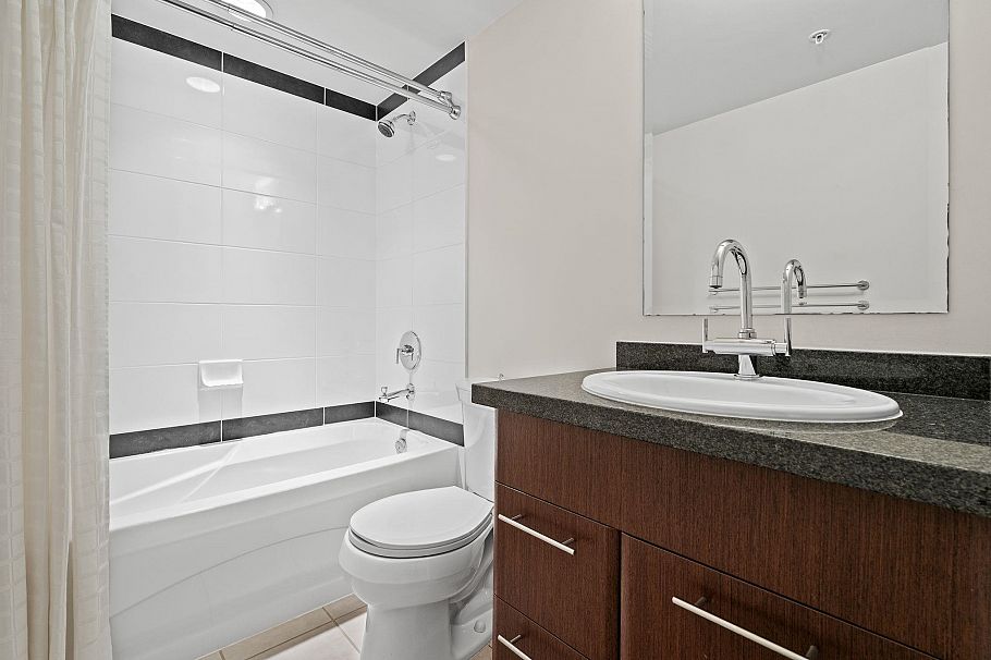 1648 W 7th Avenue Vancouver, BC - 23