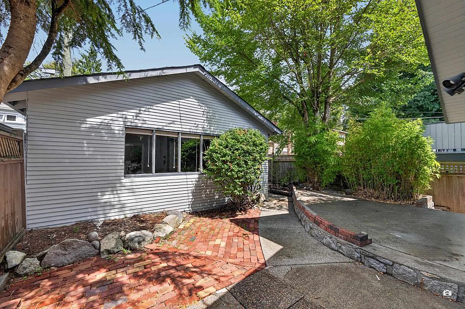 3771 W 30th Avenue Vancouver, BC - 4