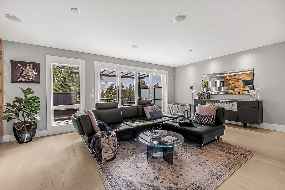 1033 Prospect Avenue North Vancouver, BC - 3