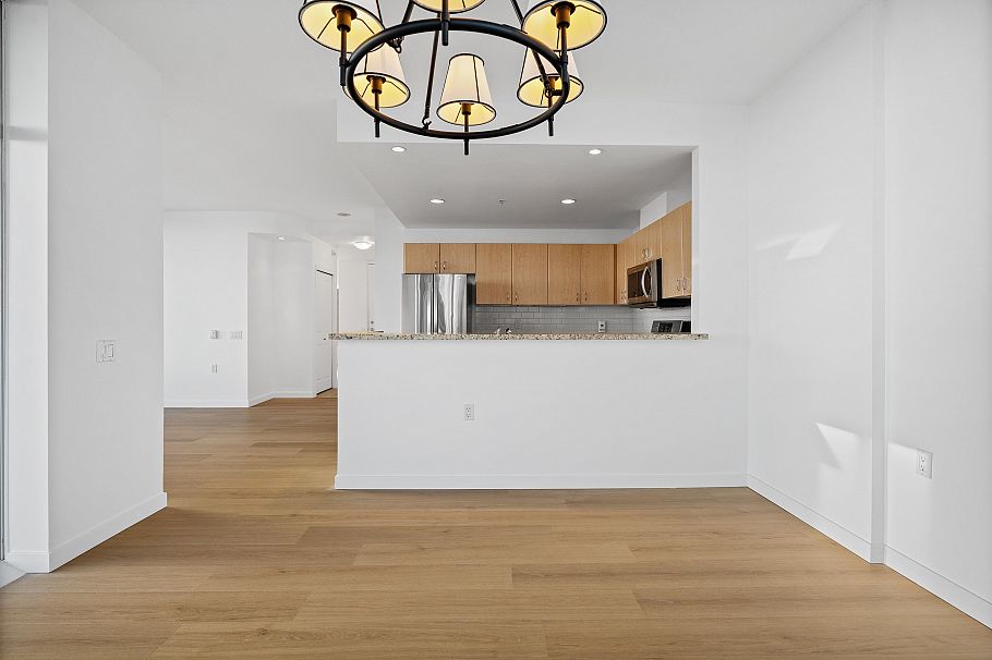801 120 W 16th Street North Vancouver, BC - 13