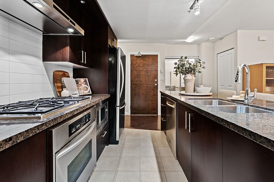 1648 W 7th Avenue Vancouver, BC - 12