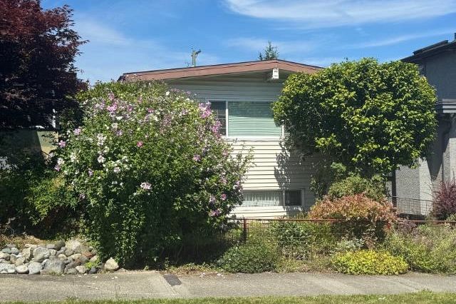 2935 Adanac Street Vancouver, BC - 2