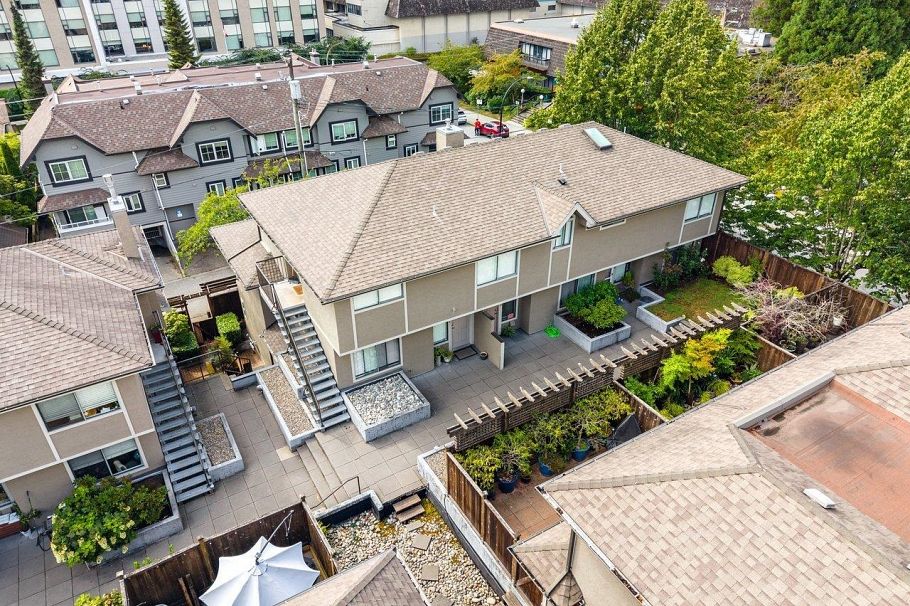 22 2133 St. Georges Avenue North Vancouver, BC - 1