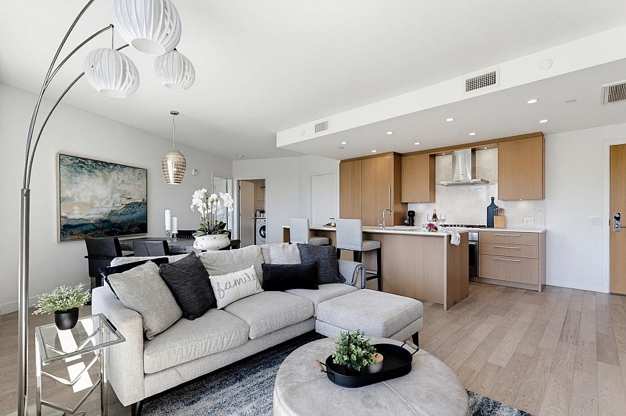 409 3220 Connaught Crescent North Vancouver, BC - 1