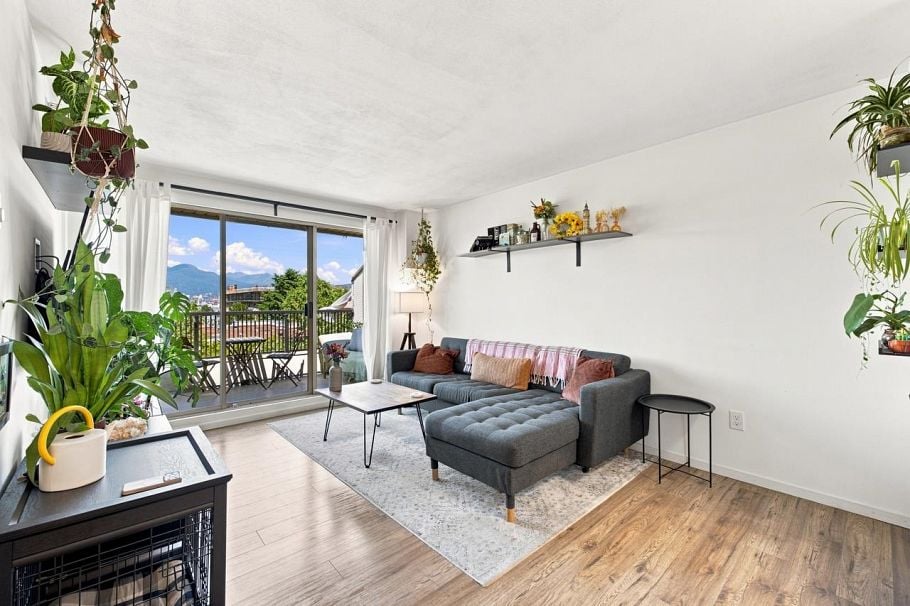 401 1099 E Broadway Vancouver, BC - 2