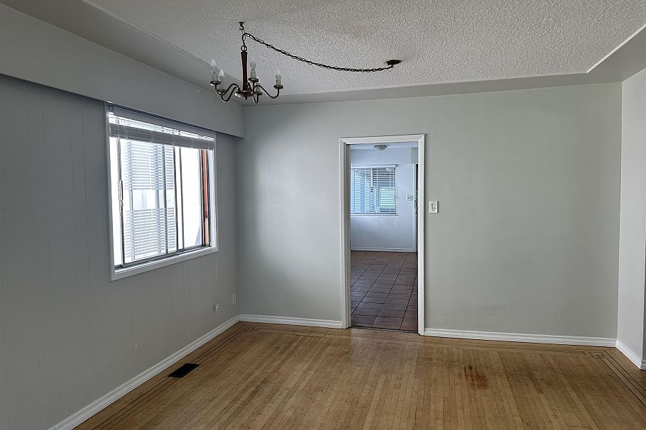 1380 E 54th Avenue Vancouver, BC - 3