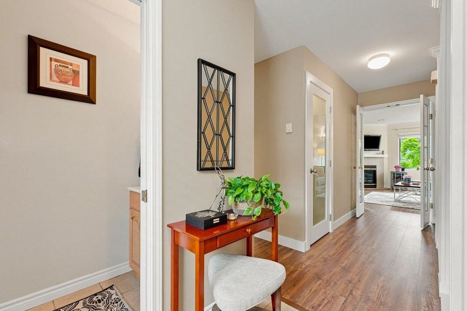 22 2133 St. Georges Avenue North Vancouver, BC - 4